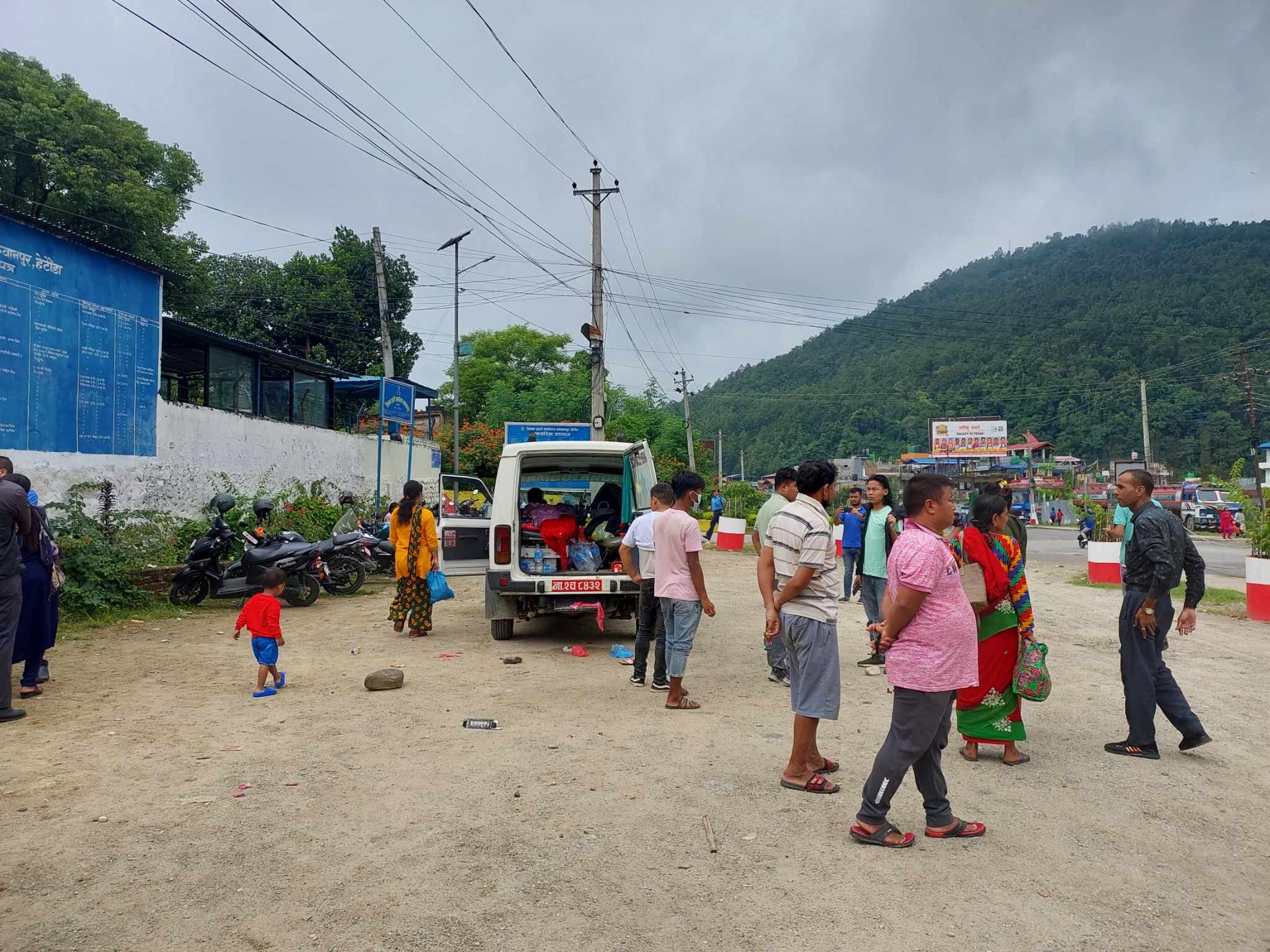 हेटौँडाको मेनरोडमै घुमुवा प्रहरीले मच्चाए उत्पात, प्रहरी कार्यालयभित्रै महिलाको मृत्यु